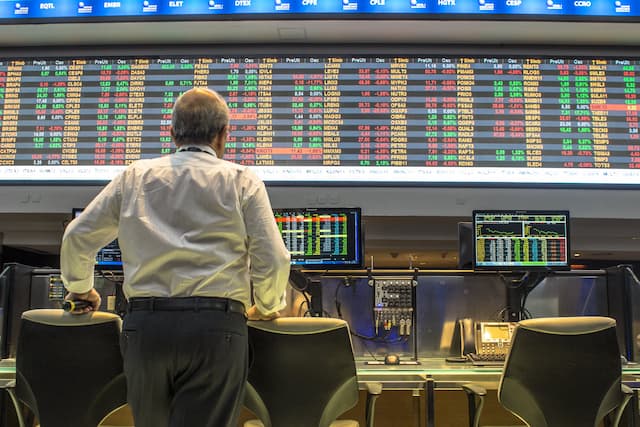 Queda nos Mercados Internacionais Pressiona Ibovespa e Dólar